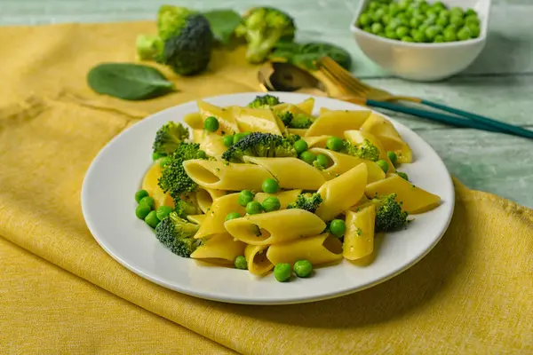 Plate Tasty Penne Pasta Broccoli Green Wooden Background — Stock Photo, Image