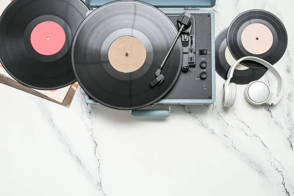 Beyaz Grunge Arka Planında Vinil Diskleri Kulaklıkları Olan Kayıt Çalar — Stok fotoğraf