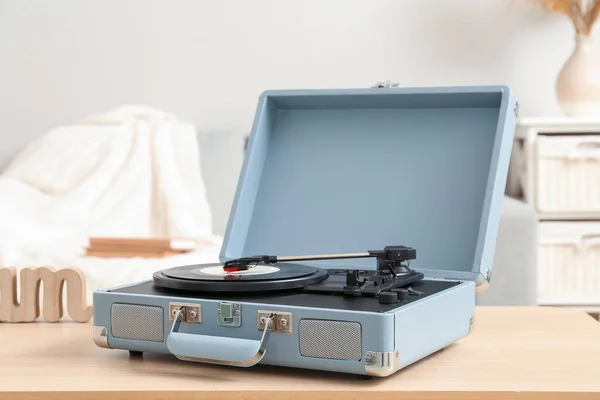 部屋のテーブルの上にビニールディスクを持つレコードプレーヤー — ストック写真