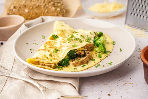 Omelette Savoureuse Avec Brocoli Champignons Sur Table Lumineuse — Photo