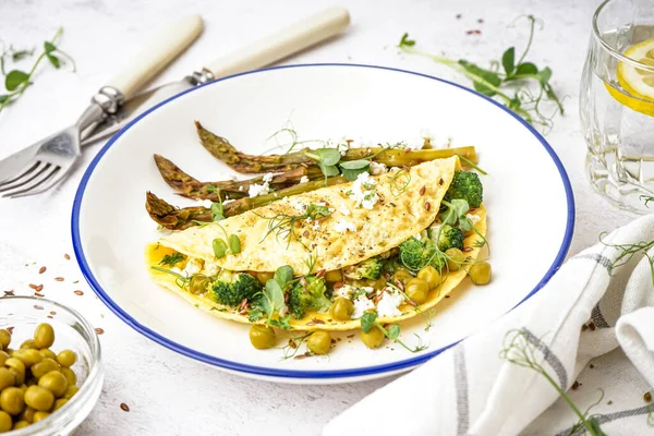 Omelette Savoureuse Avec Brocoli Asperges Pois Sur Table Lumineuse — Photo