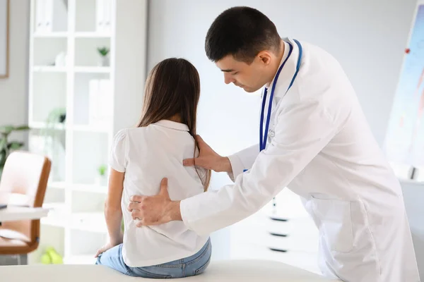 Arzt Überprüft Haltung Von Kleinem Mädchen Klinik — Stockfoto