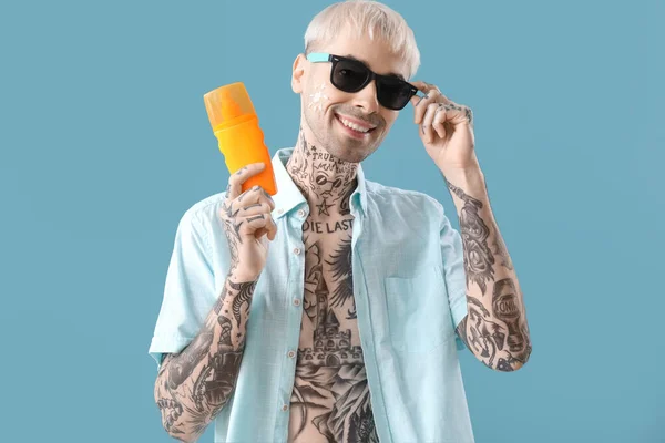 Uomo Tatuato Con Crema Solare Sfondo Azzurro — Foto Stock