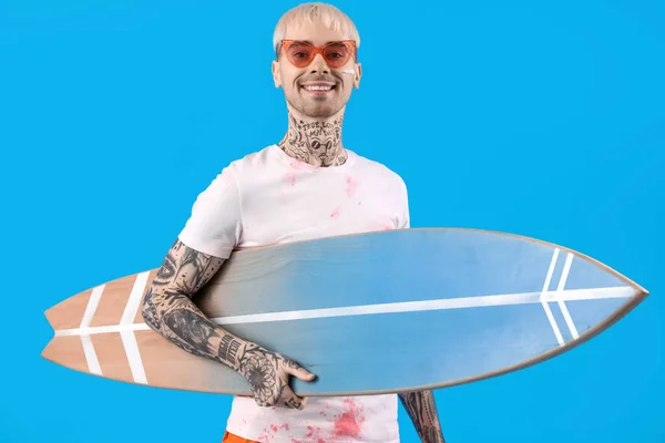 Ung Tatuerad Man Med Surfbräda Ljusblå Bakgrund — Stockfoto