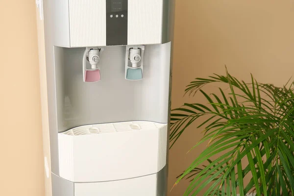 Moderno Refrigeratore Acqua Pianta Appartamento Sfondo Beige — Foto Stock