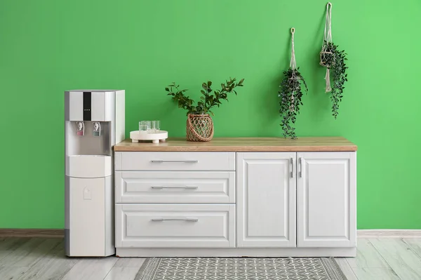 Interior Cocina Con Enfriador Agua Moderno Cerca Pared Verde — Foto de Stock