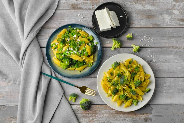 Plattor Med Välsmakande Pasta Och Broccoli Grå Trä Bakgrund — Stockfoto