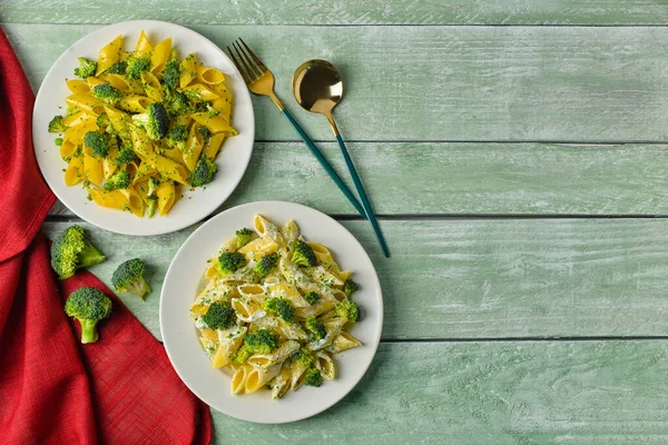 Plattor Med Välsmakande Pasta Och Broccoli Grön Trä Bakgrund — Stockfoto