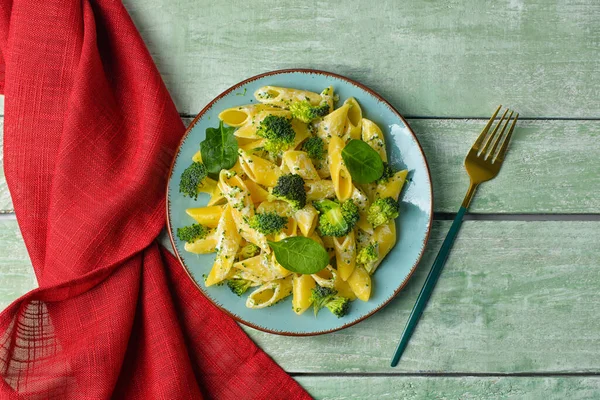 Platt Med Välsmakande Pasta Och Broccoli Grön Trä Bakgrund — Stockfoto