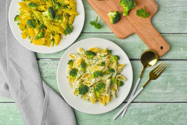 Plates Tasty Pasta Broccoli Green Wooden Background — Stock Photo, Image