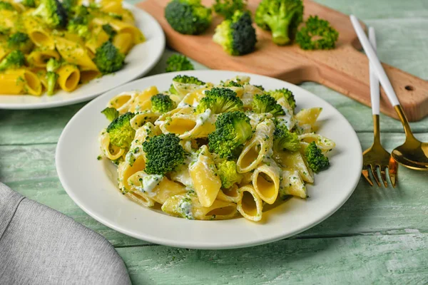 Platt Med Välsmakande Pasta Och Broccoli Grön Trä Bakgrund — Stockfoto