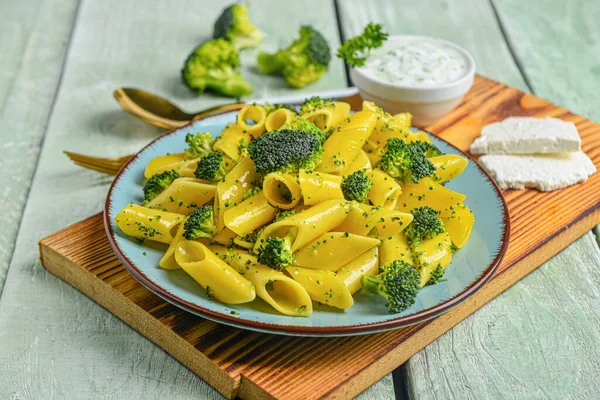 Plate Tasty Pasta Broccoli Green Wooden Background — Stock Photo, Image