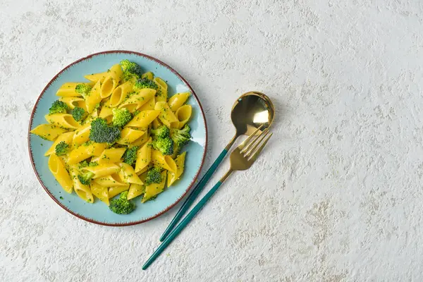 Platt Med Välsmakande Pasta Och Broccoli Lätt Grunge Bakgrund — Stockfoto