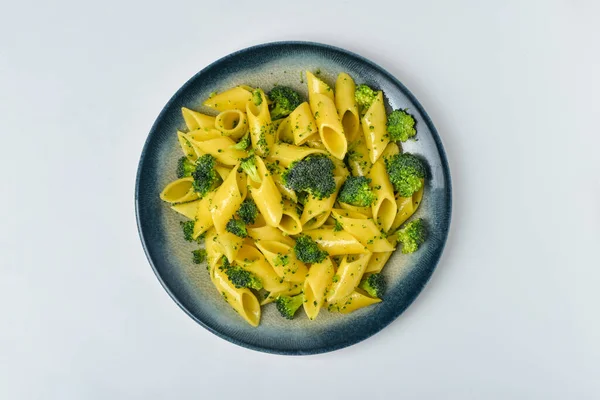 Platt Med Välsmakande Pasta Och Broccoli Grå Bakgrund — Stockfoto