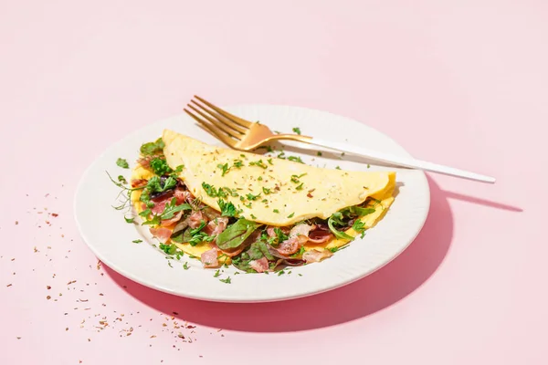 Lekkere Omelet Met Ham Greens Roze Achtergrond — Stockfoto