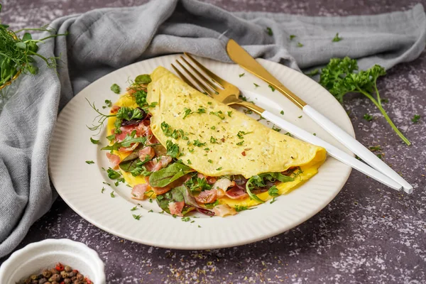Omelette Savoureuse Avec Jambon Légumes Verts Sur Fond Gris Grunge — Photo