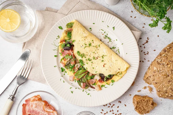 Omelette Savoureuse Avec Jambon Légumes Verts Sur Table Lumineuse — Photo