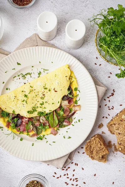 Omelette Savoureuse Avec Jambon Légumes Verts Sur Table Lumineuse — Photo