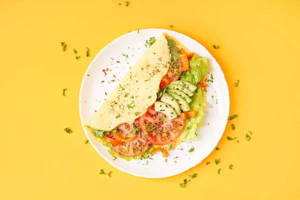 Lekkere Omelet Met Groenten Gele Achtergrond — Stockfoto