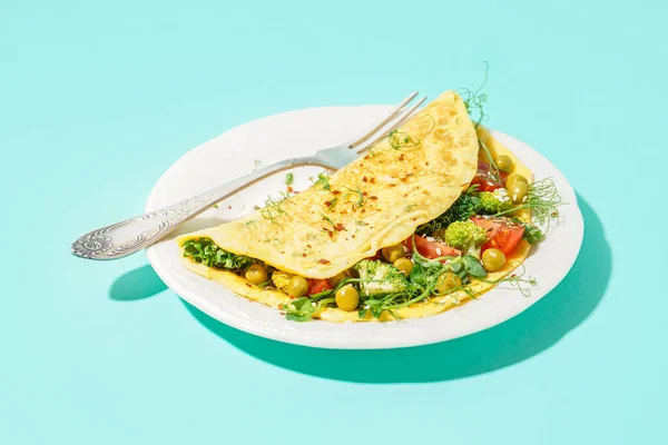 Smaklig Omelett Med Grönsaker Blå Bakgrund — Stockfoto