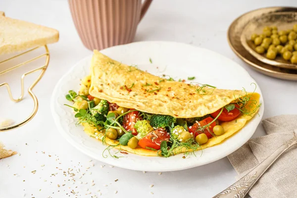 Omelette Savoureuse Aux Légumes Sur Fond Clair — Photo