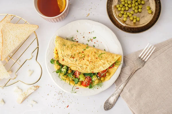 Omelette Savoureuse Aux Légumes Sur Fond Clair — Photo