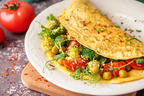 Omelette Savoureuse Aux Légumes Sur Fond Gris Grunge — Photo