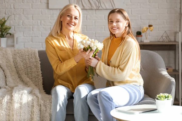 Young Woman Greeting Her Mother Tulips Home — Stock Photo, Image