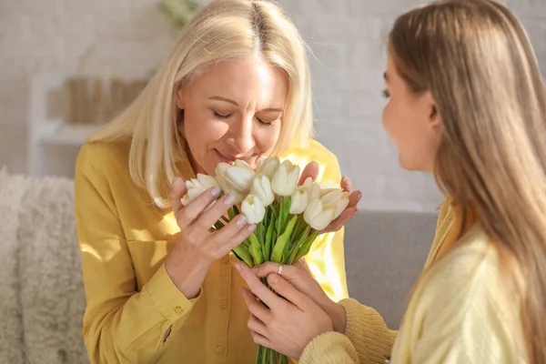 Jonge Vrouw Groet Haar Moeder Met Tulpen Thuis Close — Stockfoto