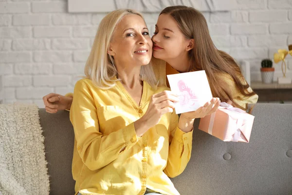 Young Woman Greeting Her Mother Card Gift Home — Stock Photo, Image