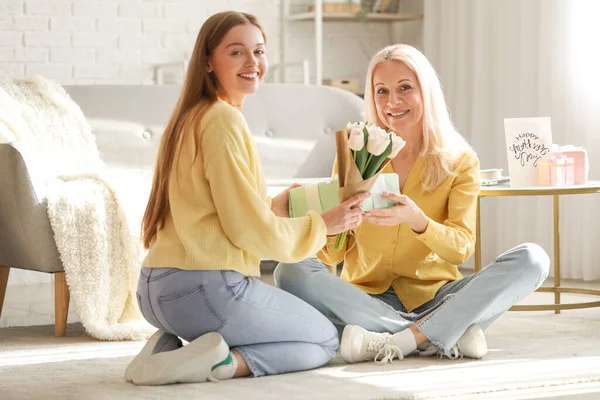 Junge Frau Begrüßt Ihre Mutter Hause Mit Tulpen Und Geschenk — Stockfoto