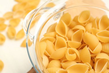 Çiğ koni makarnalı tencere, yakın plan.