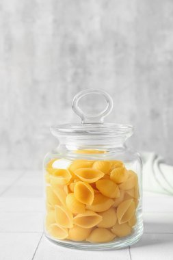 Kavanoz ve çiğ makarna.