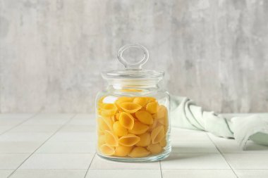 Kavanoz ve çiğ makarna.