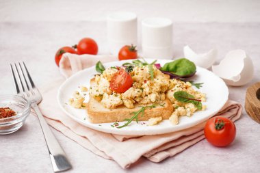 Yağda yumurtalı sandviç ve açık arkaplanda salata.