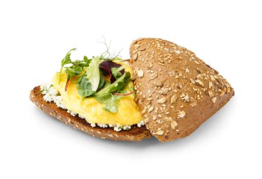 Lezzetli omletli sandviç ve beyaz arka planda yeşillikler.