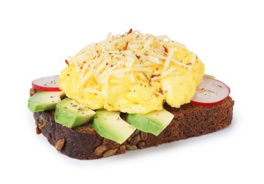 Çırpılmış yumurtalı sandviç ve sebzeler beyaz arka planda.