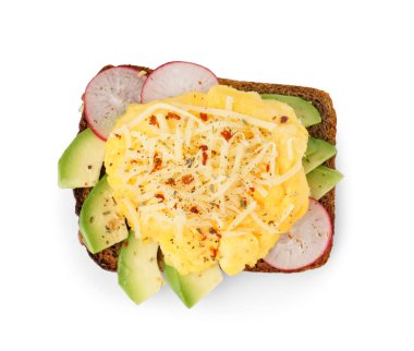 Çırpılmış yumurtalı sandviç ve sebzeler beyaz arka planda.