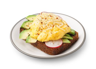 Lezzetli omlet, sandviç ve sebzeli beyaz arka plan.