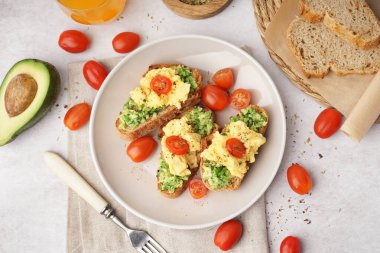 Lezzetli omlet, sandviç ve sebzeli tabak.