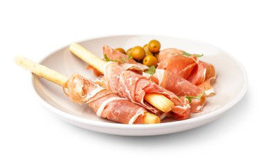 Beyaz arka planda jamonlu İtalyan Grissini tabağı.