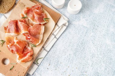 Hafif arkaplanda lezzetli jamon dilimleri