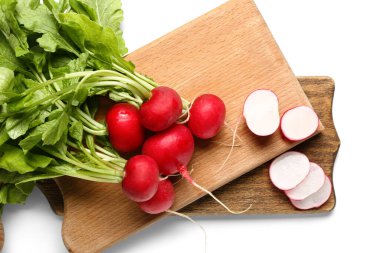 Beyaz arka planda yeşil yapraklı olgun turp tahtaları
