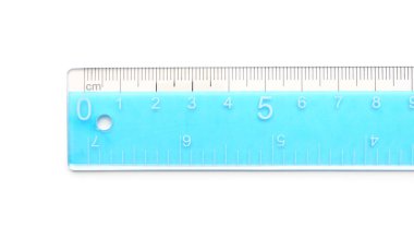 Beyaz arkaplanda mavi plastik cetvel