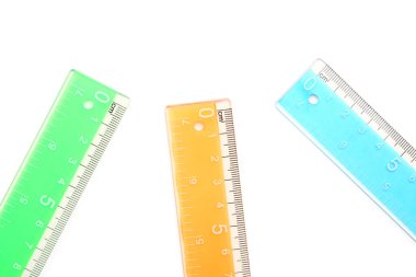 Beyaz arkaplanda renkli plastik cetveller