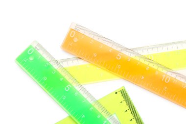 Renkli üçgen ve beyaz arkaplanda düz plastik cetveller