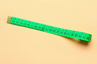 Bej arkaplanda yeşil mezura