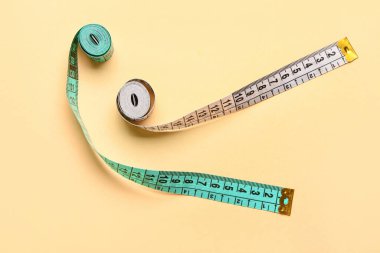 Bej arkaplanda beyaz ve mavi mezuralar