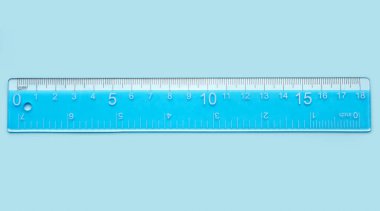 Renkli arkaplanda mavi plastik cetvel