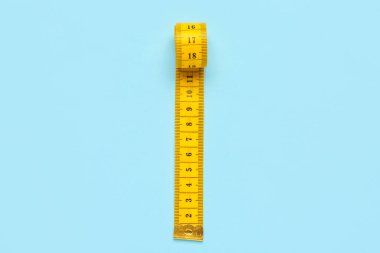 Mavi arka planda sarı ölçüm bandı